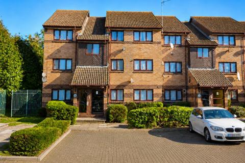 2 bed property, in Harp Island Close, £240,000