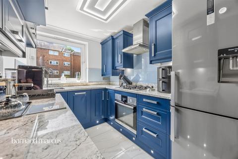 1 bed property, in Violet Lane, £225,000