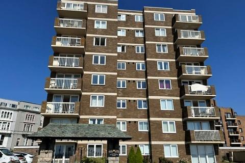 2 bed property, in Knightstone Road, £200,000