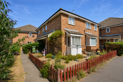 1 bed property, in Welland Close, £160,000