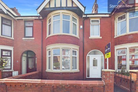 3 bed property, in Grasmere Road, £150,000