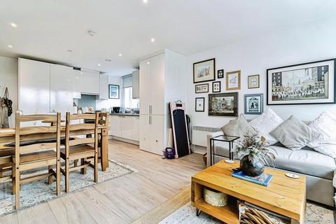 2 bed property, in Ariel Apartments, £260,000