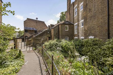 1 bed property, in Seaforth Crescent, £425,000