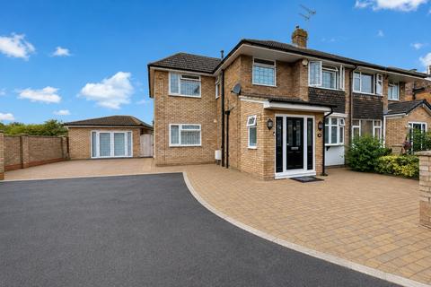 5 bed property, in Broughton Avenue, £650,000