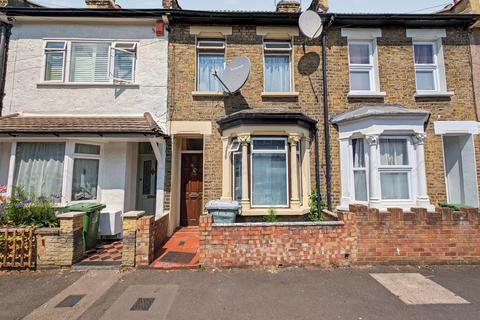 2 bed property, in Aldworth Road, £450,000