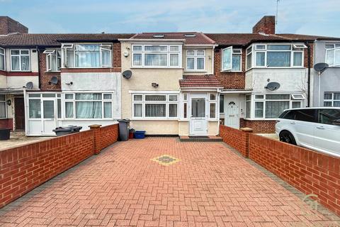 4 bed property, in Hadley Gardens, £695,000