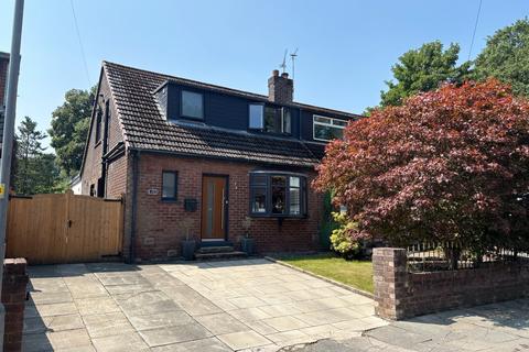2 bed property, in Lawns Avenue, £285,000