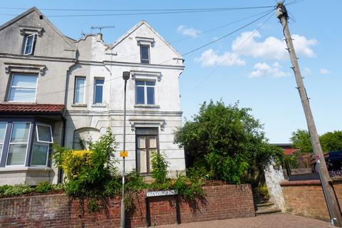 4 bed property, in Station Road, £300,000