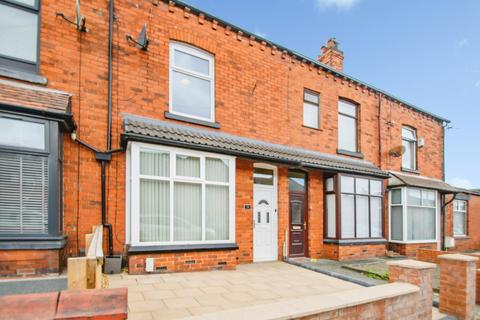 2 bed property, in Smethurst Lane, £190,000