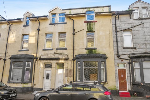 9 bed property, in 13 Bairstow Street, £19,000