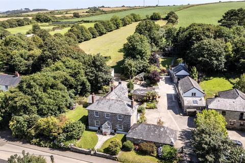 5 bed property, in Mitchell, £725,000