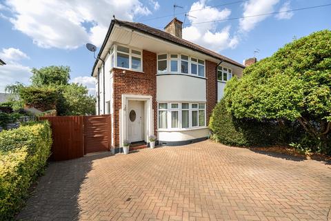 3 bed property, in Oriental Road, £635,000