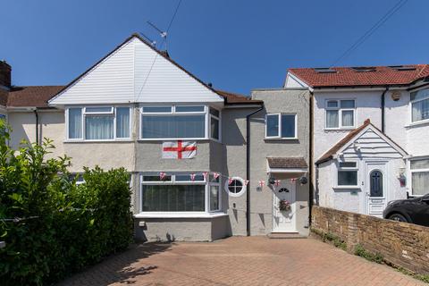3 bed property, in Fernside Avenue, £475,000
