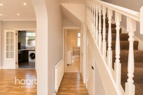 3 bed property, in Bromley BR1, £450,000