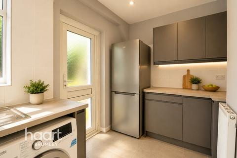 3 bed property, in Bromley BR1, £450,000