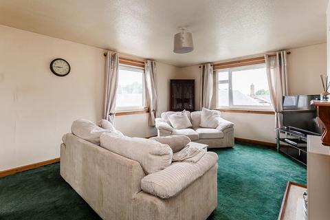 2 bed property, in Edgefield Road, £155,000
