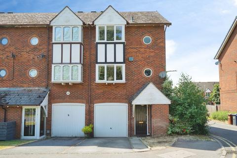 3 bed property, in Blythfield, £150,000