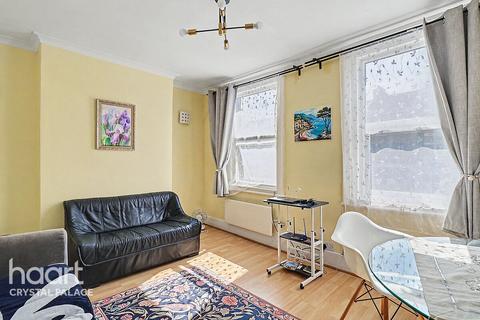 1 bed property, in Portland Road, £200,000