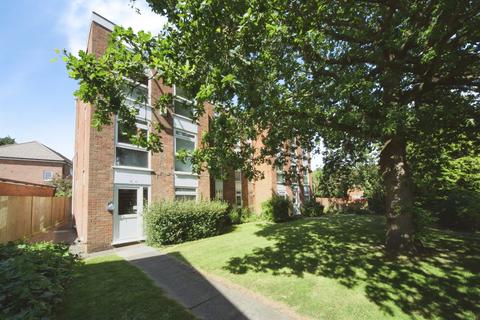 2 bed property, in Elderberry Close, £160,000