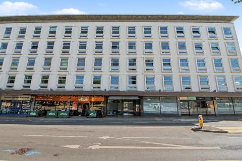 2 bed property, in Apartment, £210,000
