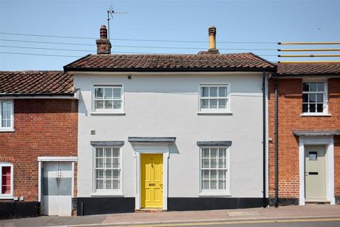 1 bed property, in Chapel Street, £175,000