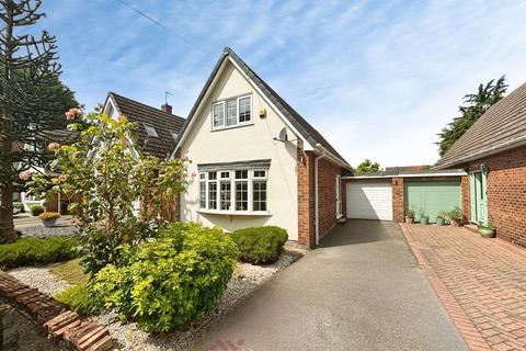 3 bed property, in Manor Road, £250,000