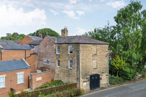 3 bed property, in Bullers Green, £350,000