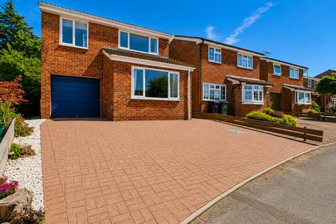 4 bed property, in Duxmere Drive, £375,000