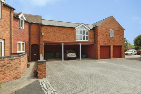 2 bed property, in West Park Close, £325,000