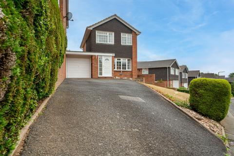 3 bed property, in Paulbrook Road, £375,000