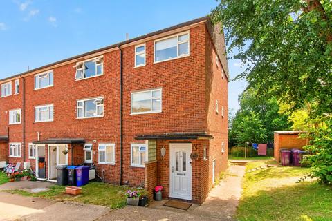 2 bed property, in Wren Close, £250,000