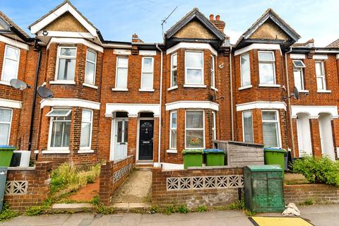 2 bed property, in Romsey Road, £250,000