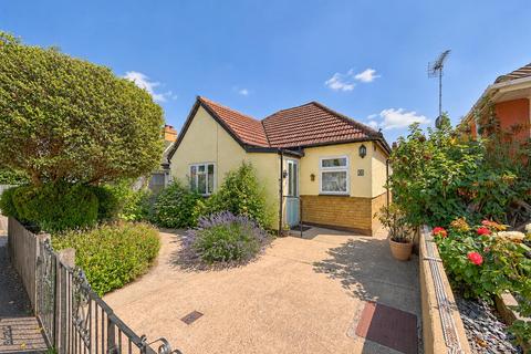 2 bed property, in Central Avenue, £350,000