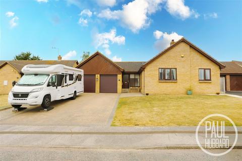5 bed property, in Magdalen Close, £475,000