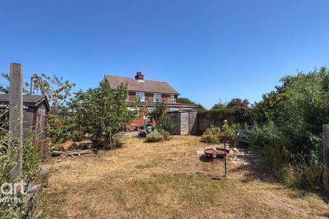 3 bed property, in Clacton Road, £300,000