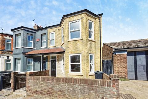 4 bed property, in Crescent Road, £475,000