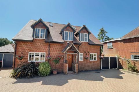 4 bed property, in Ash, £975,000