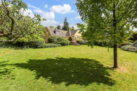 4 bed property, in Far End, £975,000