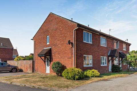 2 bed property, in Darnel Way, £215,000