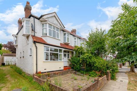 3 bed property, in Elm Walk, £775,000