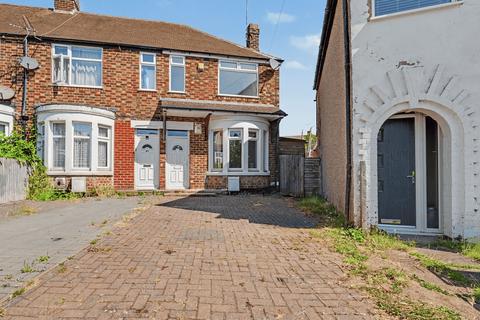 2 bed property, in Elgar Road, £165,000