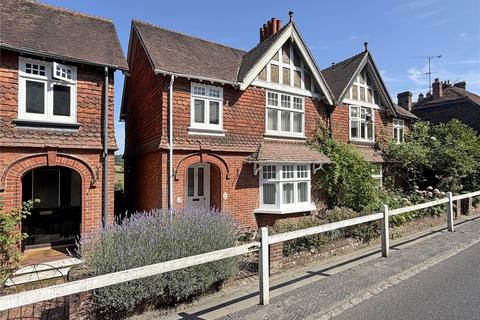 2 bed property, in Petworth, £400,000