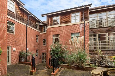 2 bed property, in St. Martins Lane, £250,000