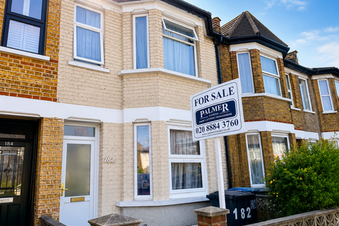 3 bed property, in Montagu Road, £475,000
