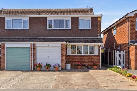 4 bed property, in First Avenue, £650,000