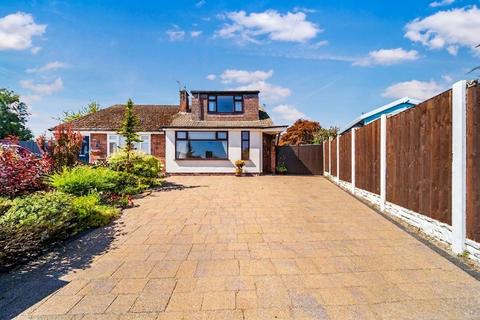 2 bed property, in Oak Avenue, £315,000