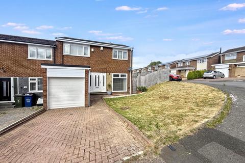 3 bed property, in Pangbourne Close, £219,950