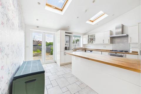2 bed property, in Harcourt Avenue, £350,000