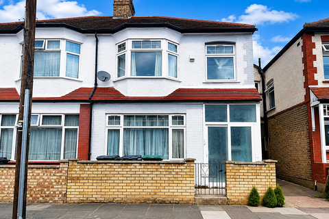 4 bed property, in Mafeking Road, £680,000