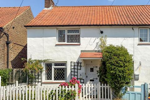 2 bed property, in Wallace Road, £270,000